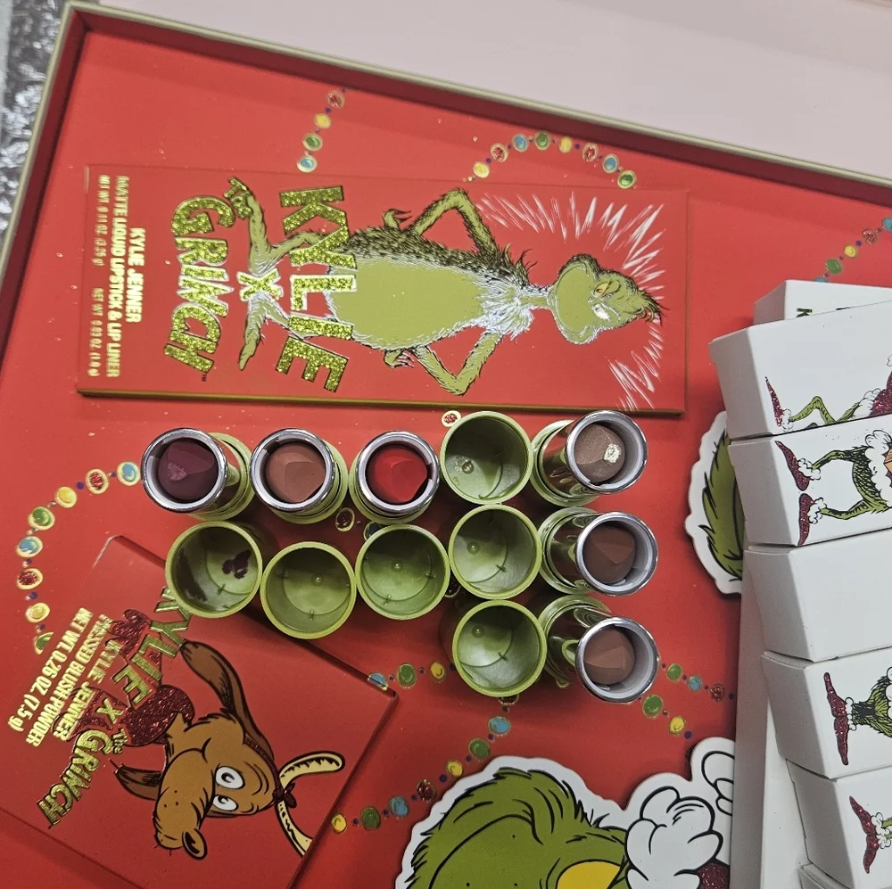 Kylie Jenner Autographed Signed Grinch PR Box NEW Cosmetics Never Been Used! - Picture 16 of 16